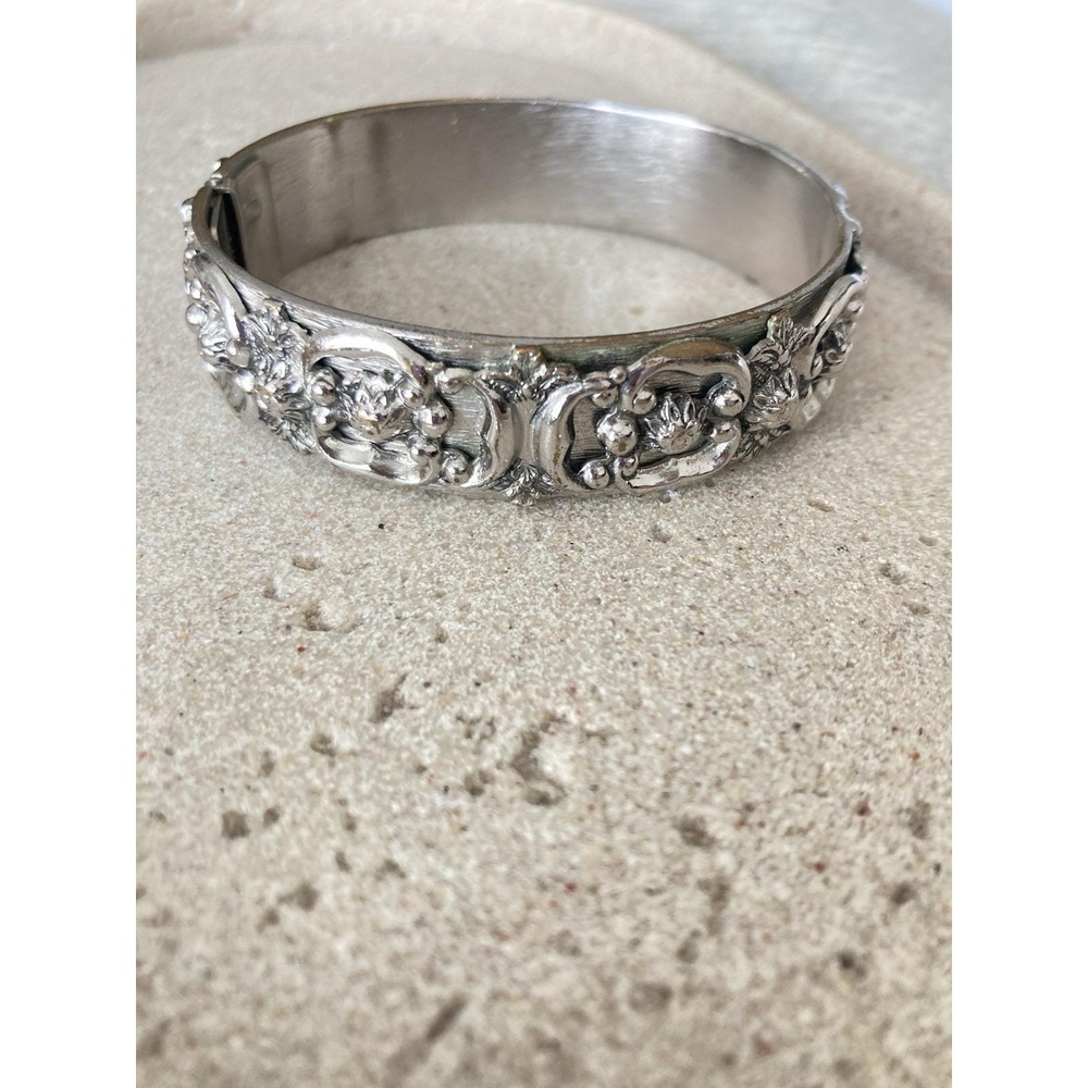 Vintage Whiting & Davis Bangle Bracelet In repoussé Floral Decor Silver Tone‎